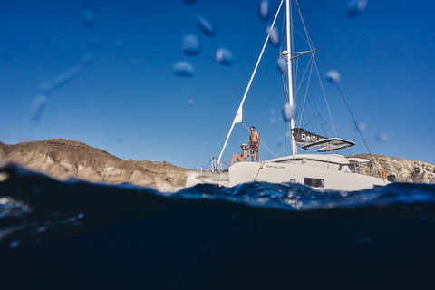 Santorin: Caldera-Katamaran-Kreuzfahrt mit Mahlzeit und GetränkenAbend-Kreuzfahrt