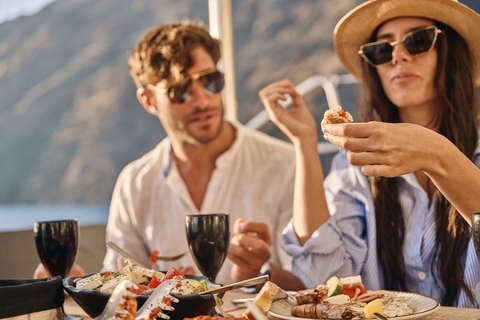 Santorini: Caldera katamarankryssning med måltid och dryckerDelad kryssning med solnedgångskatamaran med grill och drycker