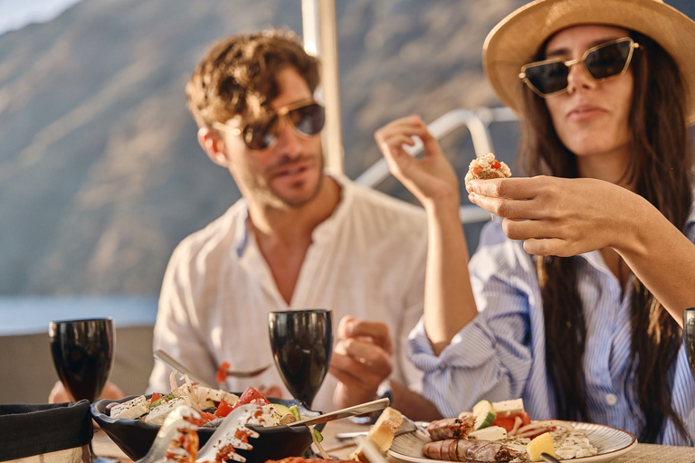 Santorini: Cruzeiro de catamarã pela Caldera com refeições e bebidasCruzeiro compartilhado de catamarã ao pôr do sol com churrasco e bebidas