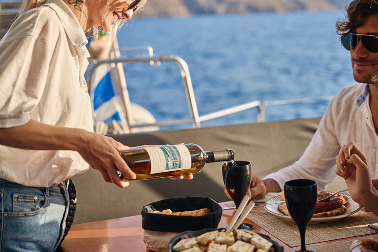 Santorin : croisière en catamaran sur la caldeira avec repas et boissonsCroisière en soirée