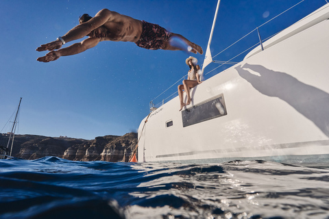 Santorini: Cruzeiro de catamarã pela Caldera com refeições e bebidasCruzeiro compartilhado de catamarã ao pôr do sol com churrasco e bebidas