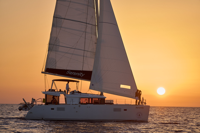 Santorini: Cruzeiro de catamarã pela Caldera com refeições e bebidasCruzeiro compartilhado de catamarã ao pôr do sol com churrasco e bebidas