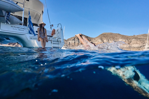 Santorini: Cruzeiro de catamarã pela Caldera com refeições e bebidasCruzeiro compartilhado de catamarã ao pôr do sol com churrasco e bebidas