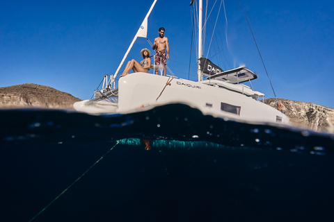 Santorin : croisière en catamaran de luxe avec repas et boissonsSantorin : croisière matinale en catamaran de luxe tout compris