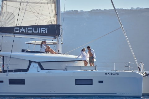 Santorini: luxe catamarancruise met maaltijd en drankjesSantorini: All-inclusive luxe catamarancruise in de ochtend