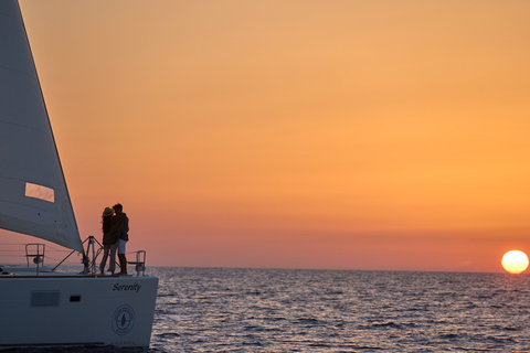 Santorin : croisière en catamaran de luxe avec repas et boissonsSantorin : croisière matinale en catamaran de luxe tout compris