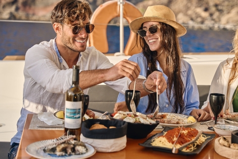 Santorini: luxe catamarancruise met maaltijd en drankjesSantorini: All-inclusive luxe catamarancruise in de ochtend