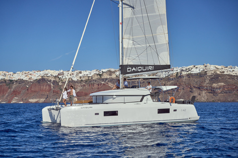 Santorin : croisière en catamaran de luxe avec repas et boissonsSantorin : croisière matinale en catamaran de luxe tout compris