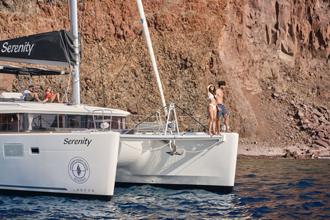 Santorin : croisière en catamaran de luxe avec repas et boissonsSantorin : croisière matinale en catamaran de luxe tout compris