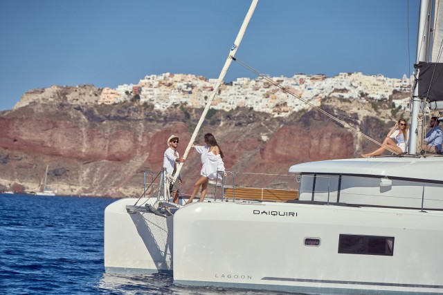 Santorini Oia: Caldera Catamaran Cruise met Maaltijd & Drankjes