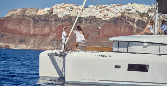 Santorini Oia: Day Luxury Catamaran Cruise w Fish & Drinks