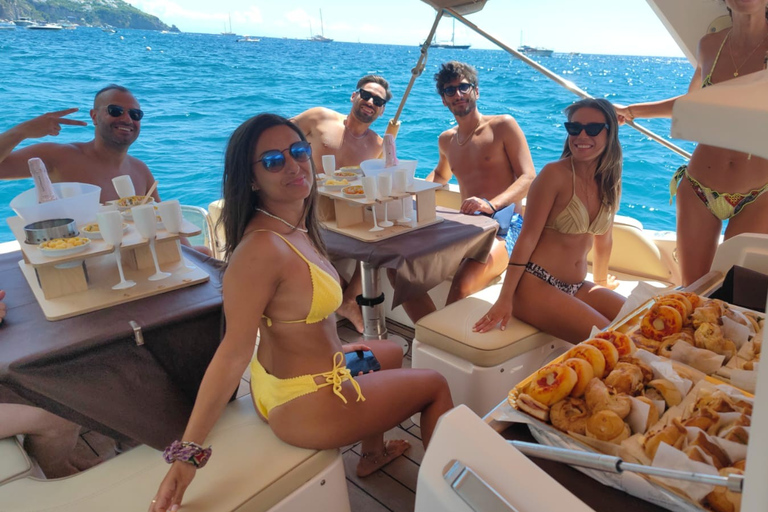 De la côte amalfitaine : Capri, excursion en bateau tout compris + visite de la villeAu départ d'Amalfi : excursion en bateau tout compris à Capri + visite de la ville