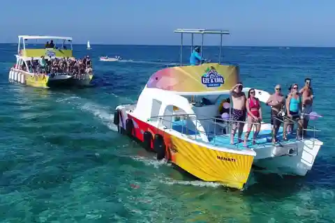 Punta Cana: Catamaran Party Cruise, Snorkeling and Open Bar