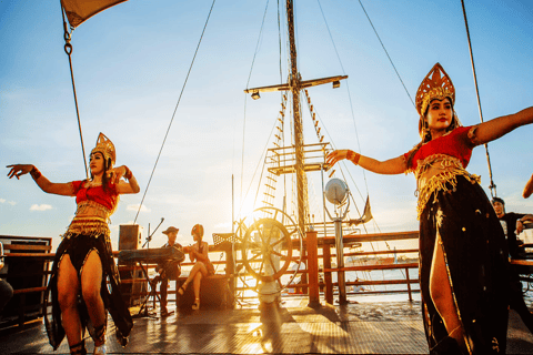 Bali: Cena Crucero Pirata con Espectáculos, Juegos y MúsicaTicket de entrada para turista en el Año Nuevo Chino