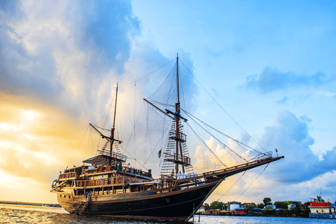 Bali: Piraten Dinner Cruise met shows, spelletjes en muziekTicket voor toeristen