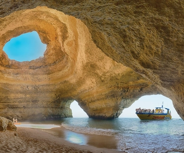 Albufeira: 2.5-Hour Benagil Caves & Dolphin Watching