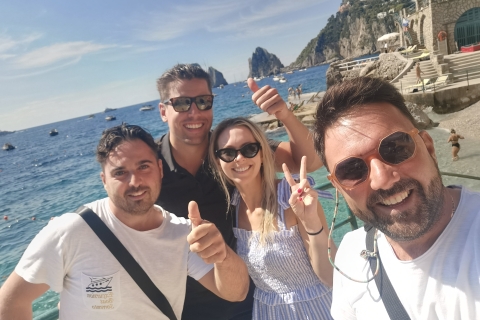 De Sorrento a la isla de Capri en elegante barco privadoExperiencia privada en Capri desde Sorrento