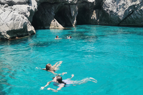 Von Sorrent zur Insel Capri mit dem eleganten PrivatbootCapri privat von Sorrent aus erleben