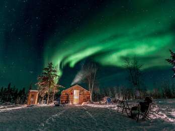 Von Yellowknife aus: Aurora Borealis Tour mit gemütlicher Hüttenbasis