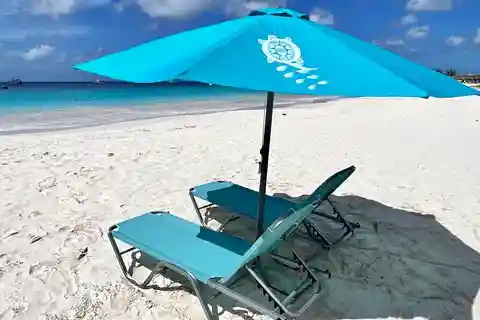 Bridgetown: Carlisle Bay Beach Shuttle and Lounger