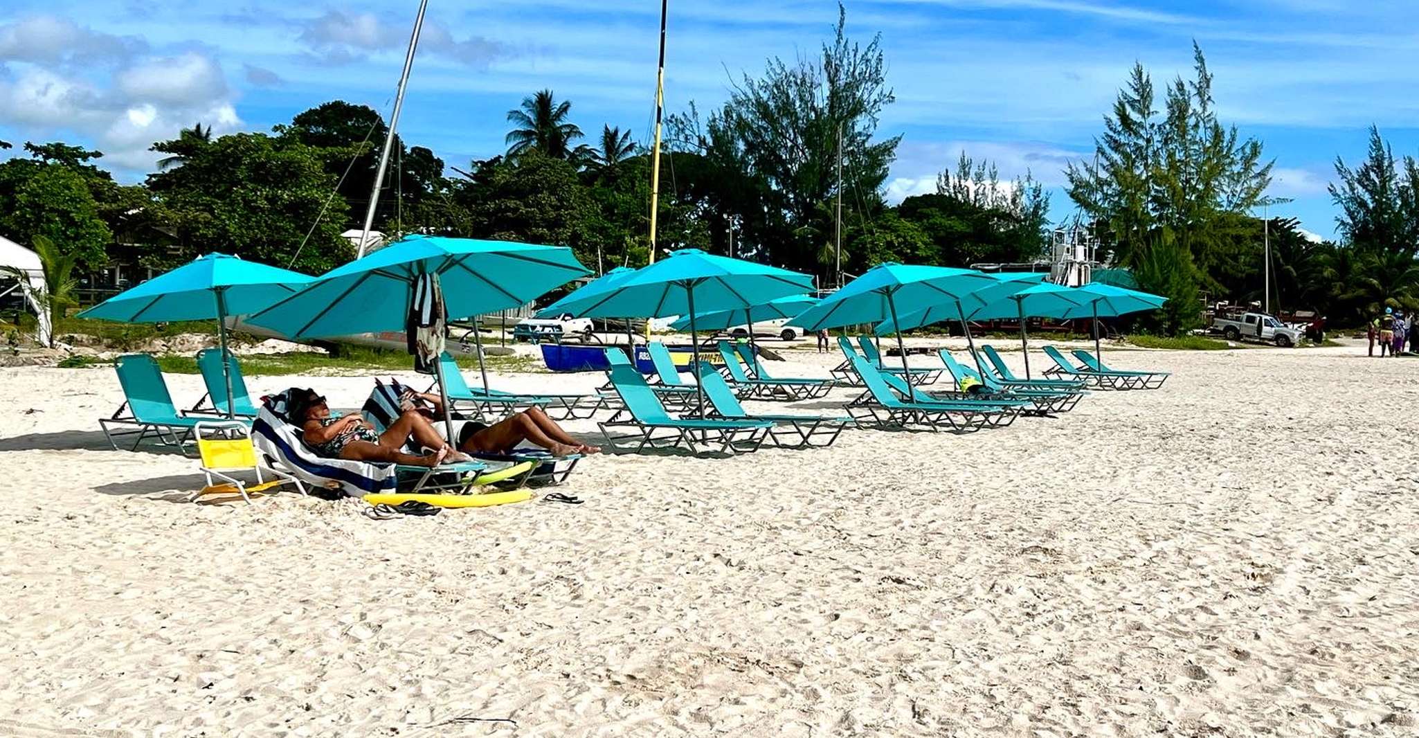 Shuttle da spiaggia con uso di sedia da spiaggia e ombrelloni gratuiti - Hizvo