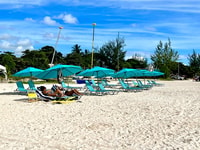 Shuttle de praia com uso de cadeira de praia grátis e guarda-chuva - Hizvo