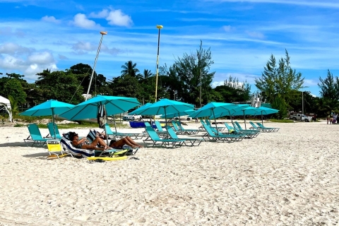 Strandshuttle met gebruik van gratis strandstoel en parasolBridgetown: Carlisle Bay Beach Shuttle en ligstoel