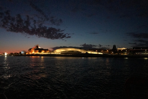 Lizbona: Prywatna nocna wycieczka łodzią z przekąskami i napojami