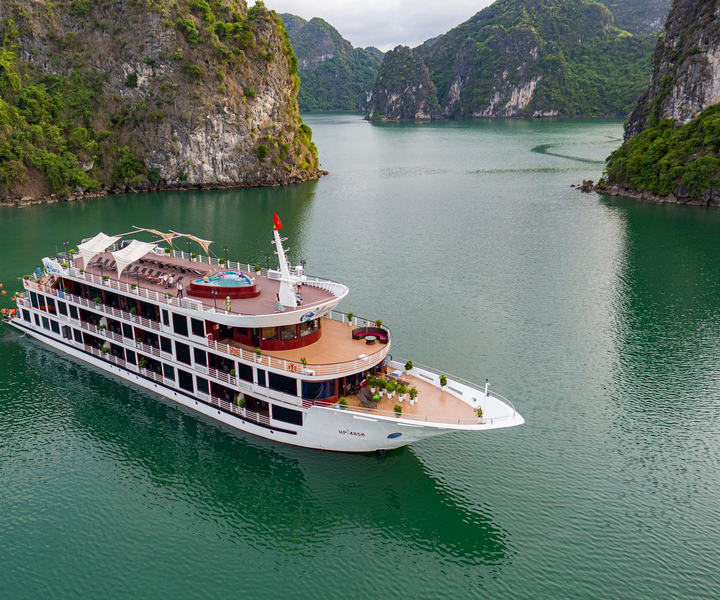 From Hanoi: 2-Day Cruise Trip with Private Balcony & Bathtub