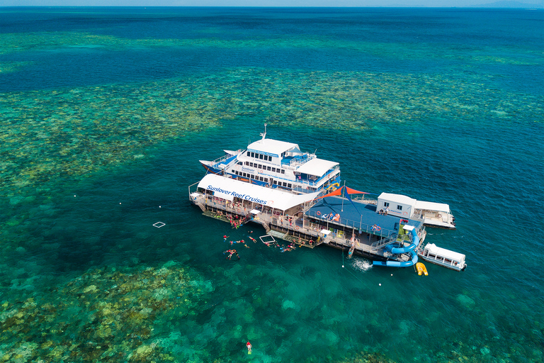 Cairns: Yttre Stora Barriärrevet Ponton med aktiviteterCairns: Outer Great Barrier Reef Pontoon med aktiviteter