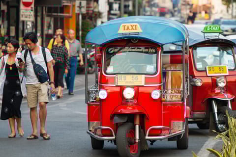 Chiang Mai: Tuk-Tuk Night Tour with Temples and Street Food
