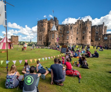 From Edinburgh: Day Trip to Bamburgh and Alnwick Castle