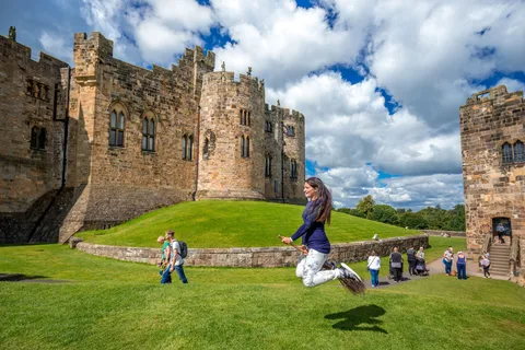 Von Edinburgh aus: Tagestour nach Bamburgh und Alnwick Castle