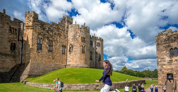 From Edinburgh: Day Trip to Bamburgh and Alnwick Castle