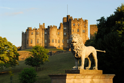 Från Edinburgh: Dagsutflykt till Bamburgh och Alnwick CastleFrån Edinburgh: Dagstur till Bamburgh och Alnwick Castle från Edinburgh