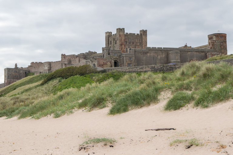 Från Edinburgh: Dagsutflykt till Bamburgh och Alnwick CastleFrån Edinburgh: Dagstur till Bamburgh och Alnwick Castle från Edinburgh