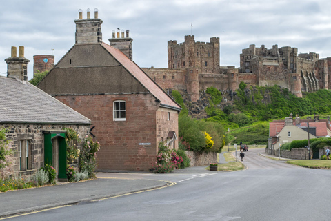 Från Edinburgh: Dagsutflykt till Bamburgh och Alnwick CastleFrån Edinburgh: Dagstur till Bamburgh och Alnwick Castle från Edinburgh