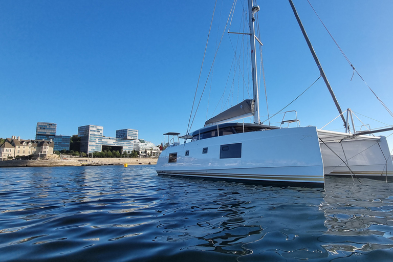 Cascais: crociera in catamarano a vela privata di lusso con un drinkCrociera in catamarano di 4 ore