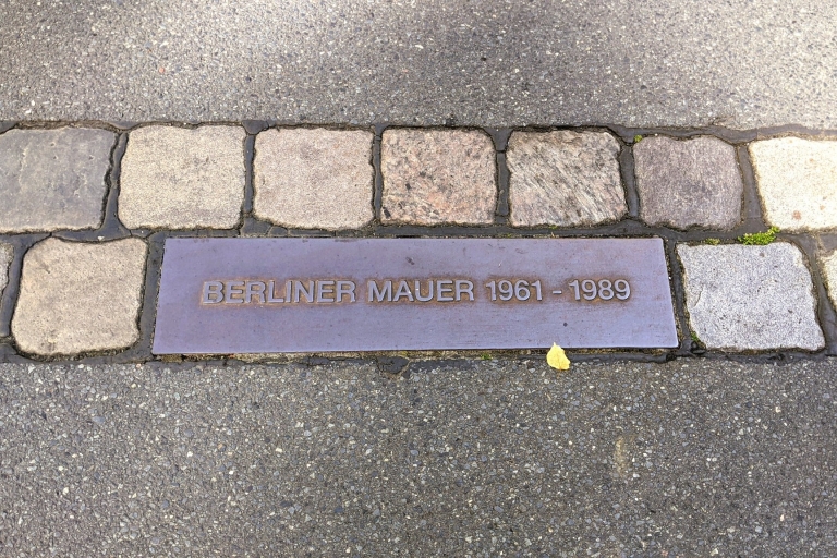 Berlin: Berlin Wall Historical Walk and Scavenger Hunt Game