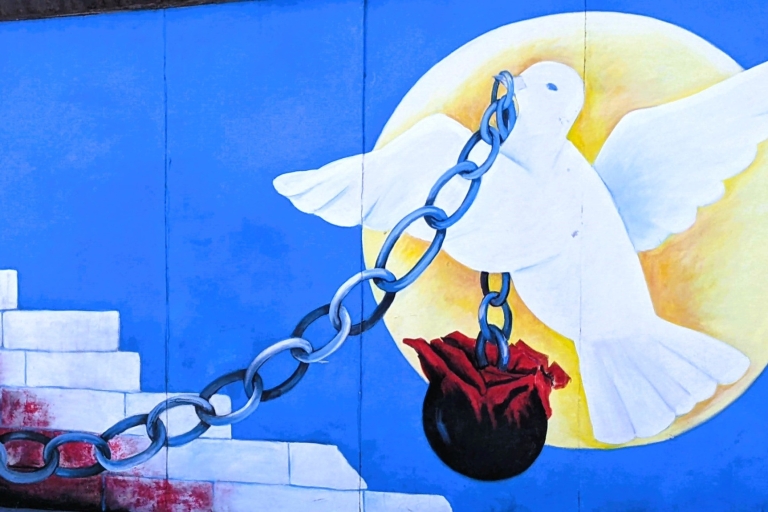 Berlin: Berliner Mauer Historischer Spaziergang und Schnitzeljagd Spiel
