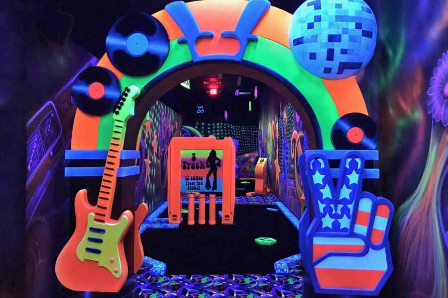 Mall of America: Rock of Ages Blacklight Mini Golf Ticket. Foto: GetYourGuide