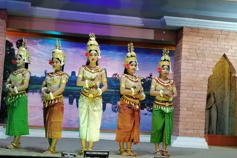 Siem Reap: Apsara Dance Show & Dinner with Tuk-Tuk Transfers