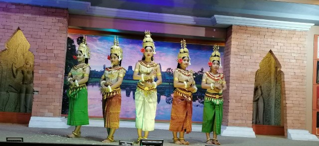 Visit Siem Reap Apsara Dance Show & Dinner with Tuk-Tuk Transfers in Siem Reap