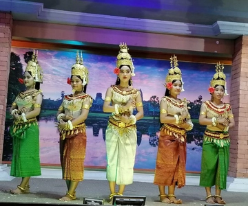 Siem Reap: Apsara Dance Show & Dinner with Tuk-Tuk Transfers