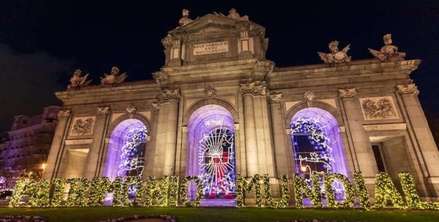 Madrid: Christmas Lights Tour by Electric Tuk-Tuk