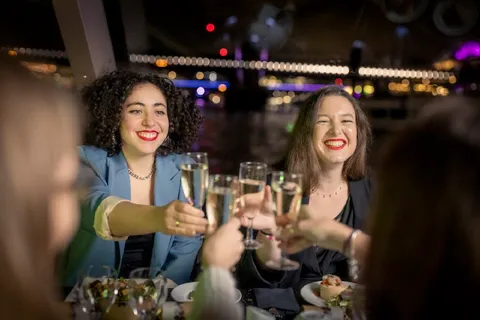 Festlig 3-retters middagscruise på nyttårsaften i London