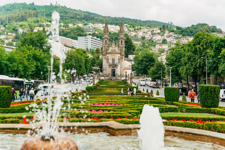 Desde Oporto: tour de día a Braga y Guimarães con almuerzoRecogida y regreso al hotel incluidos.