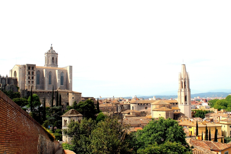 Girona: rondleiding door geschiedenis en monumenten met kleine groepenGirona: kleine groep geschiedenis en monumenten