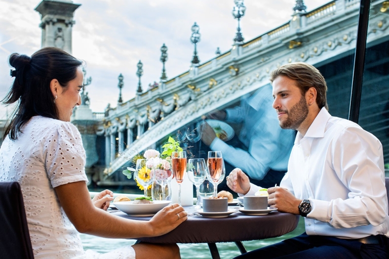 Paris: Frühe Dinner-Kreuzfahrt mit Dessert auf der SeineFront Boat Table Seating
