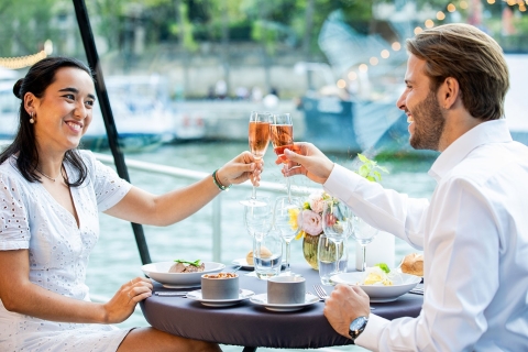 Paris: Frühe Dinner-Kreuzfahrt mit Dessert auf der SeineFront Boat Table Seating